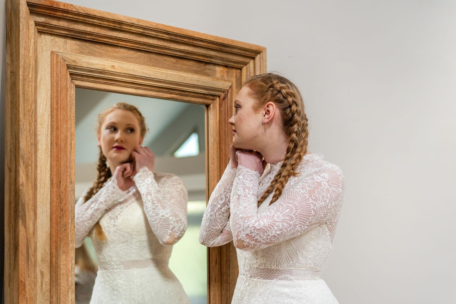 bride puts on earings