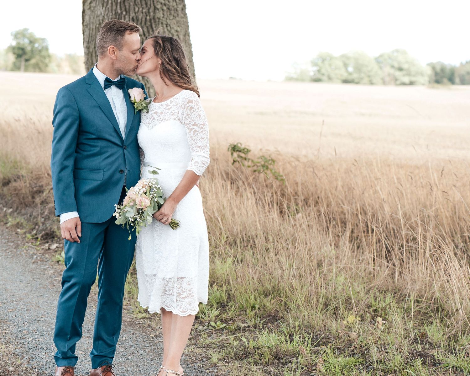Bröllopsfotograf Jönköping, Naturliga bröllopsfoton, porträttbilder bröllop, kyssbild bröllop.