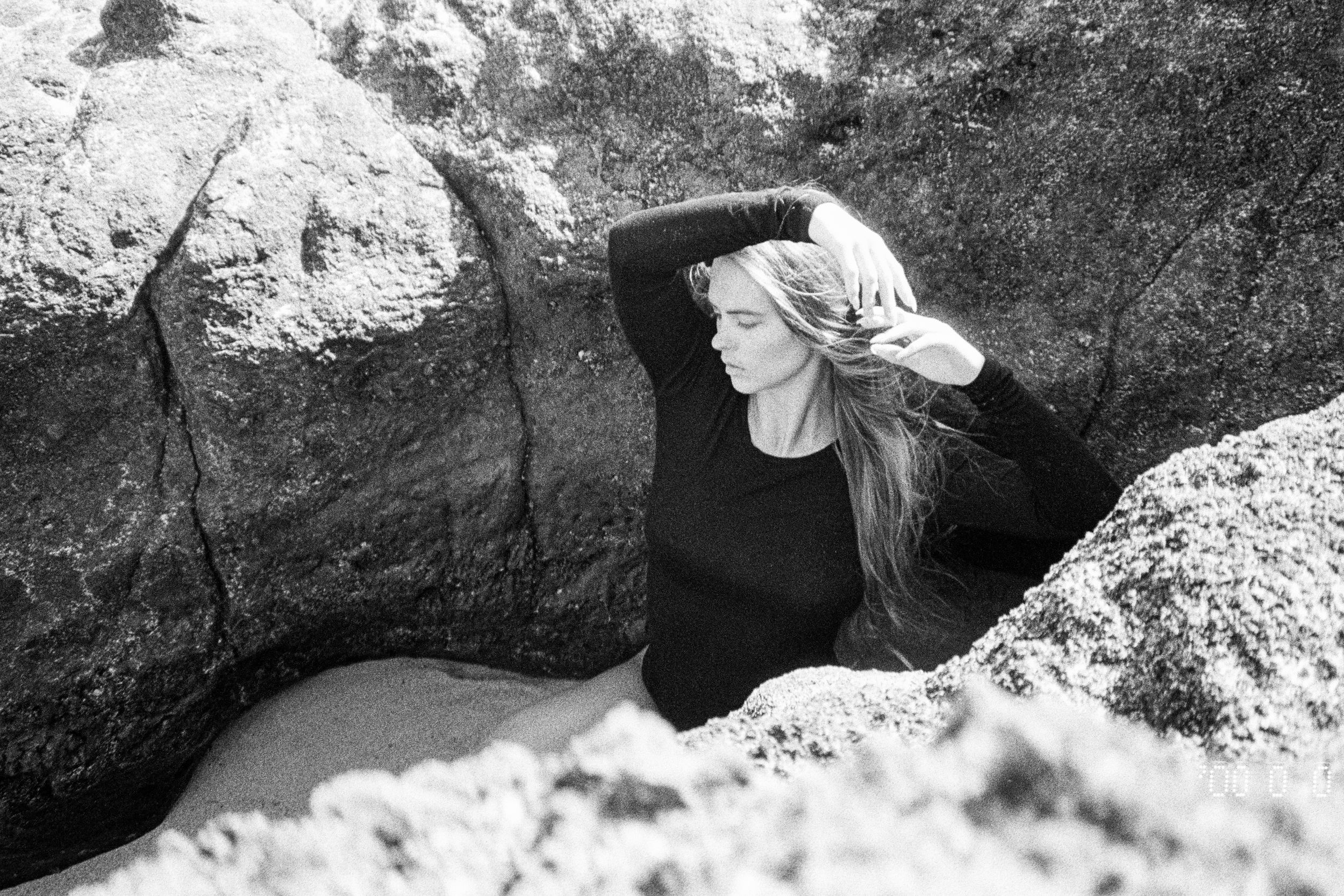 <img src="oahu_beach_photoshoot.jpg" alt="Sun, Sea, and Serenity: Elevate your story with a beach photoshoot in Oahu.">