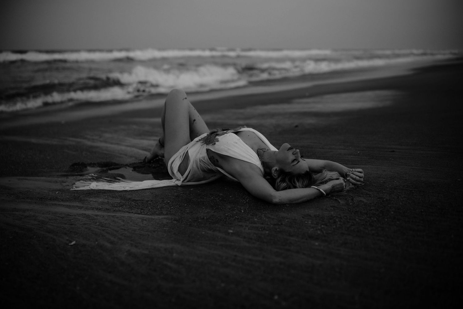 black & white moody boudoir | boudoir photography  | black & white boudoir photography |beach boudoir | boudoir beach | boudoir photographer