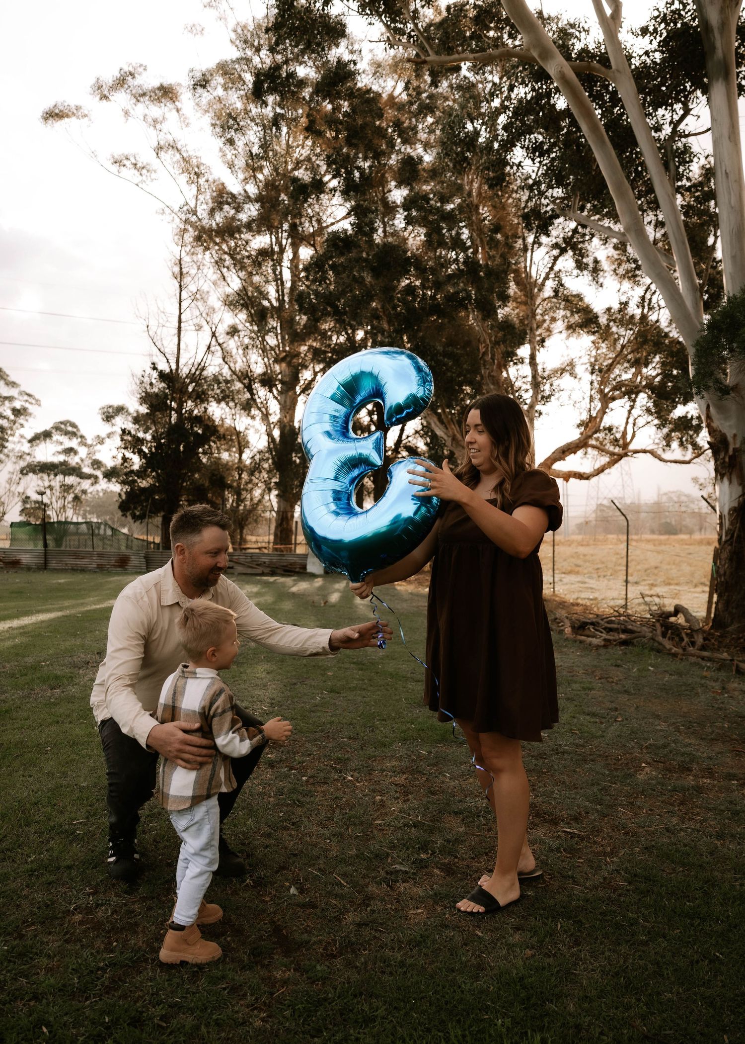 Outdoor family photoshoot – Parents playing with son in their garden. Natural lifestyle photography in Wollongong by Lovers and Bubs.