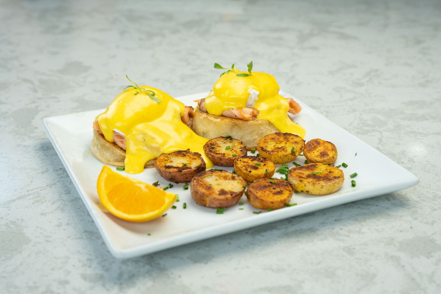 Eggs benedict with roasted potatoes