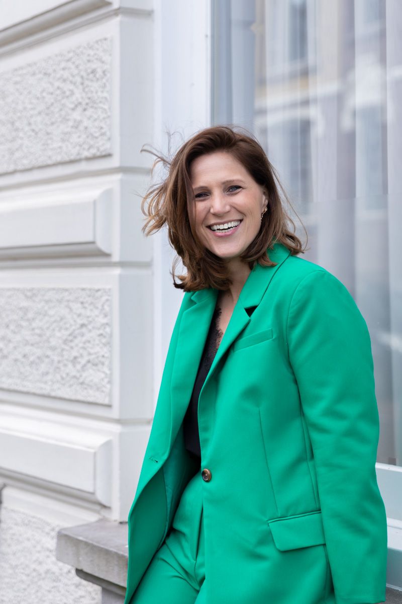 Barbara Kempeneers Fotografie, Personal Branding fotografie, Zakelijke fotografie, Zakelijk Portret vrouw buiten