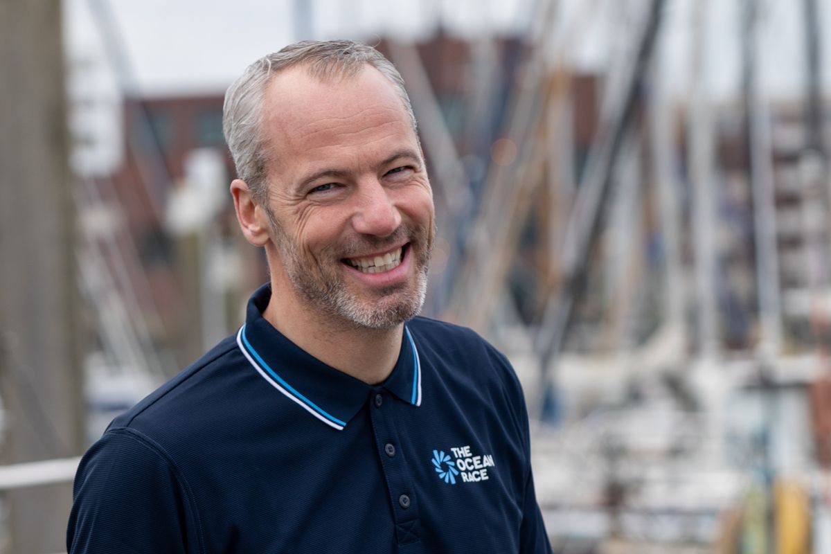 Zakelijk sportief portret lachende man in de haven, Barbara Kempeneers Fotografie, Personal Branding fotografie