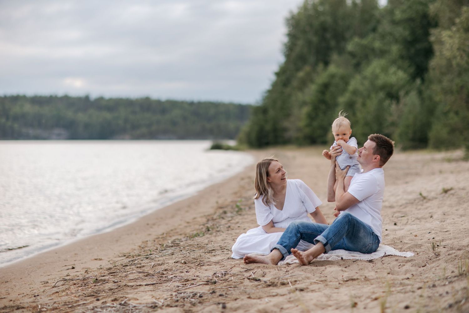 perhekuvaus studiolla Mikkeli, perhekuvaus miljöössä Mikkeli