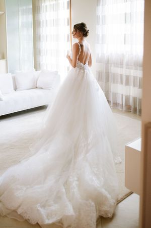 Preparazione sposa, ritratto con abito lungo ed elegante. Paolo Castagnedi Fotografo