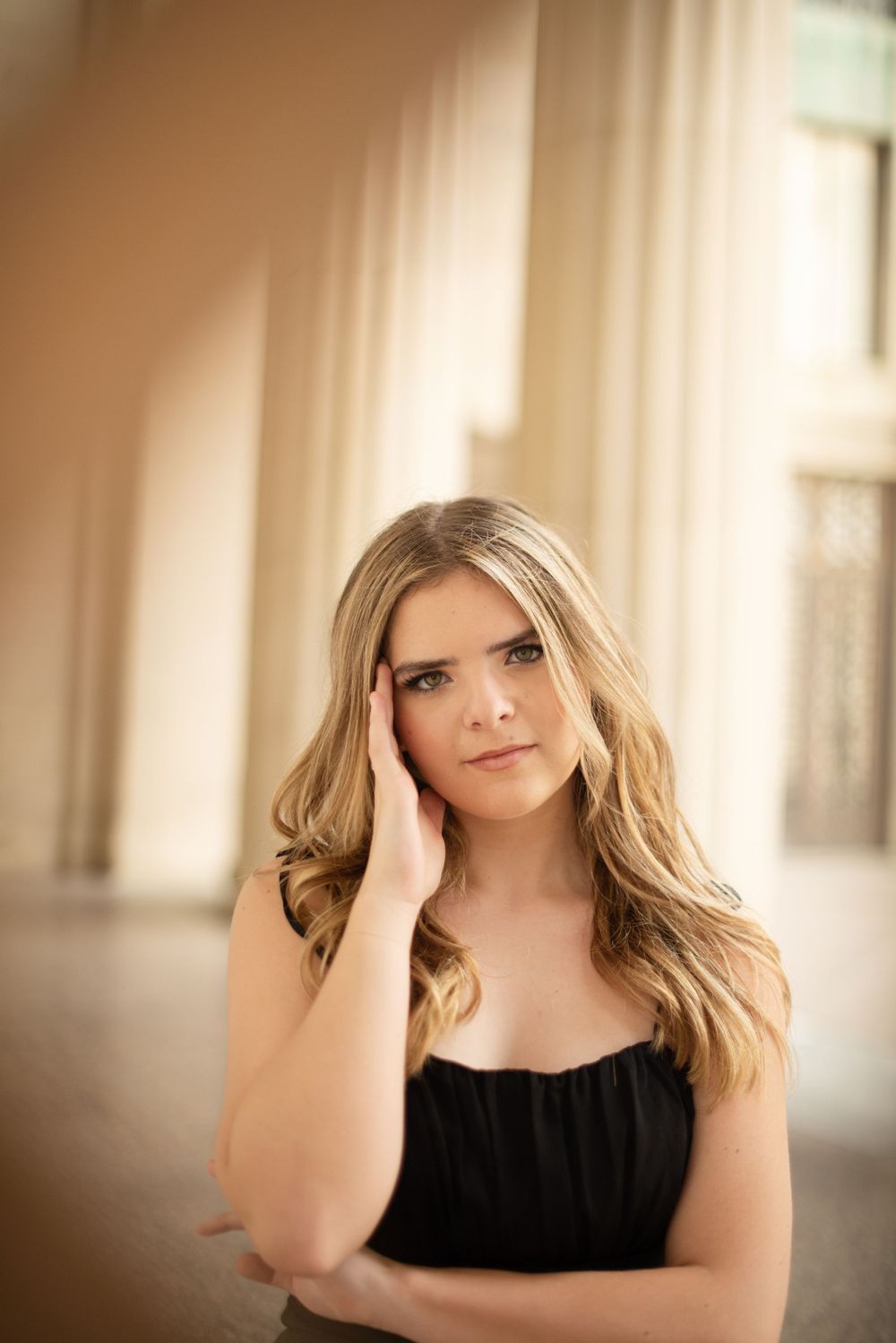 Columbia TN photographer at The Parthenon doing senior photos in Nashville