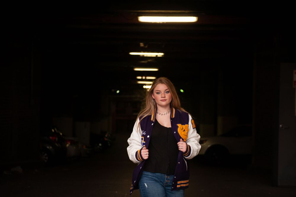 Columbia TN photographer in downtown Nashville doing senior photos in Nashville