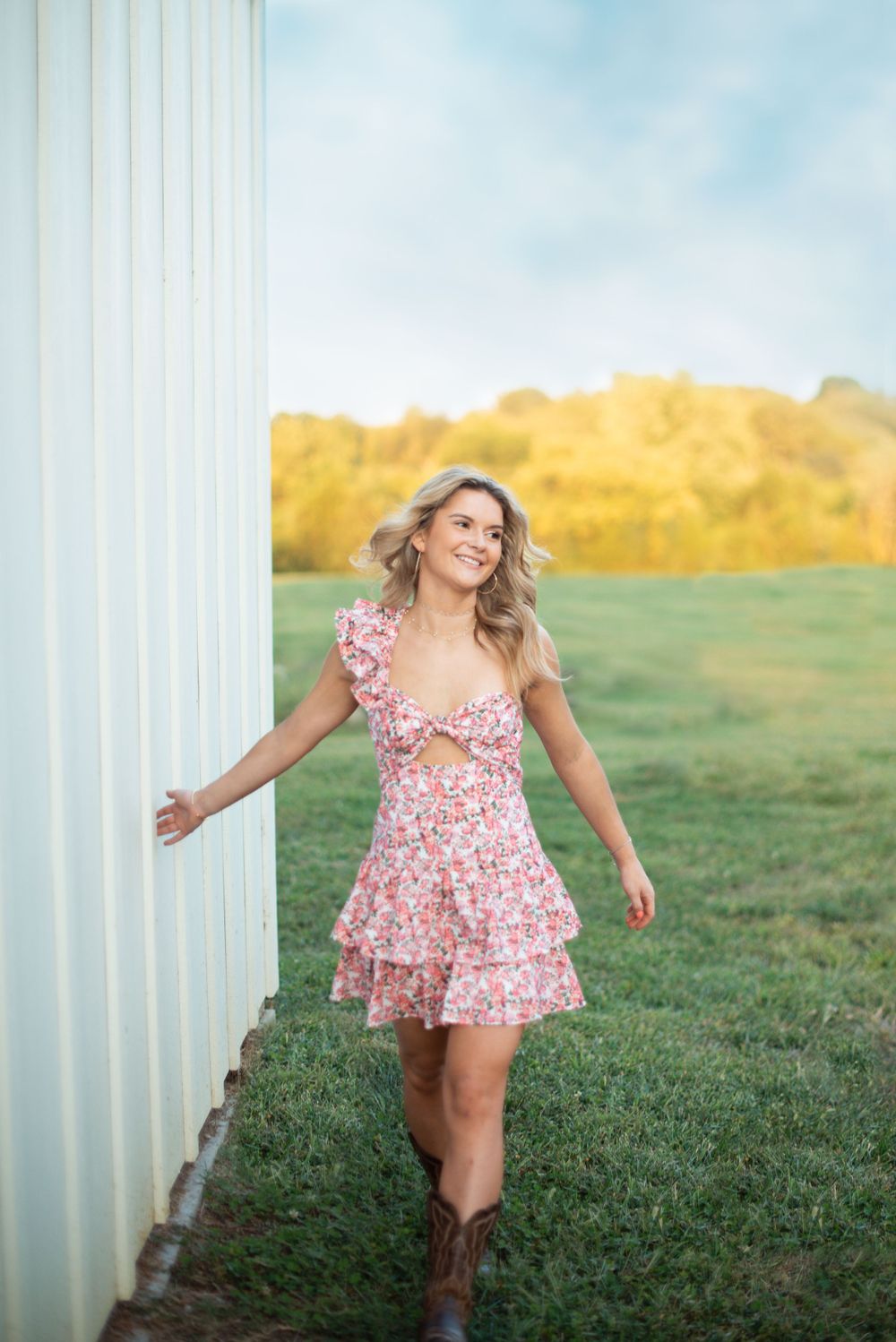 Brentwood TN Senior photographer with senior in pink sundress next to a barn.