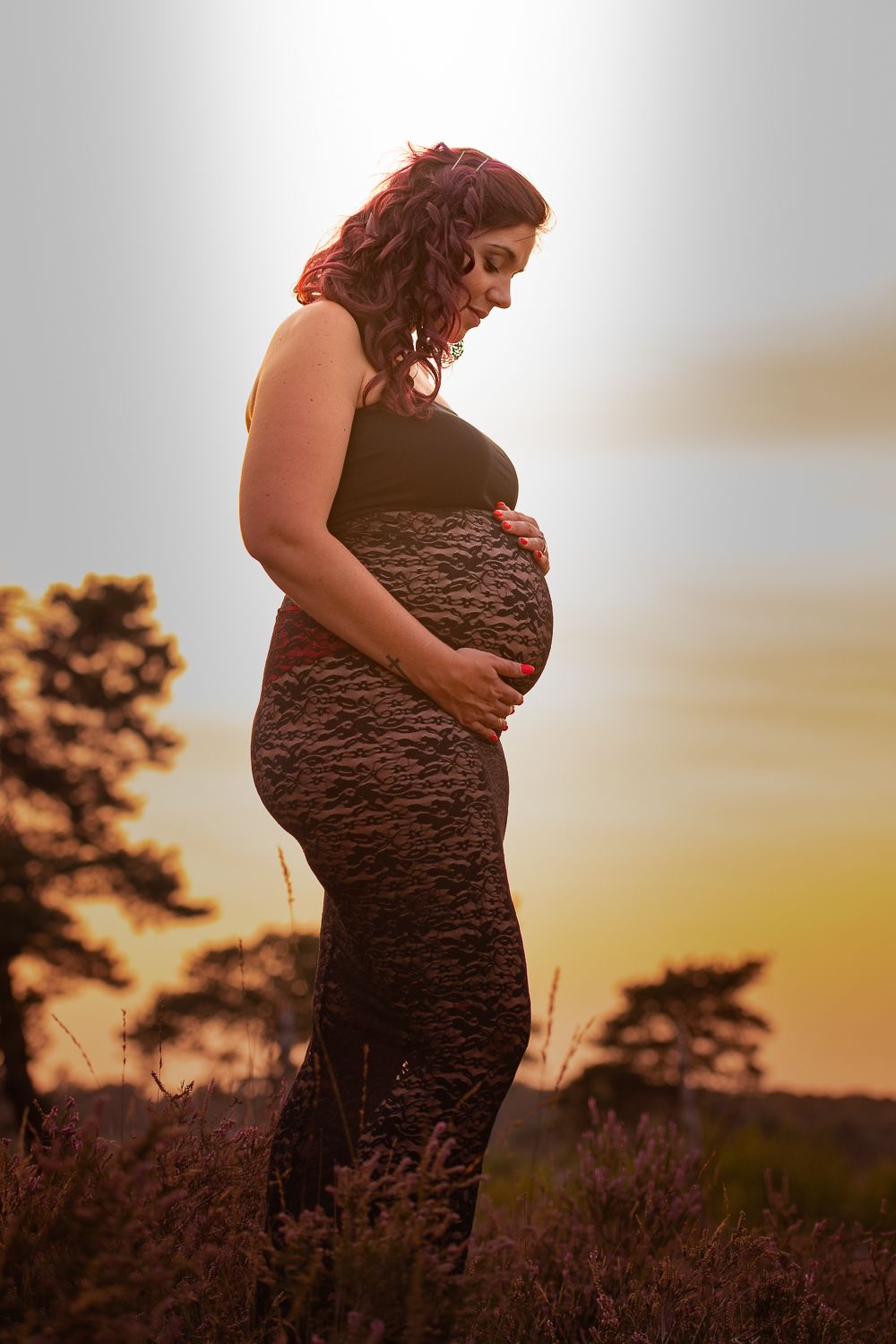 golden hour shoot van een zwangere dame in profiel