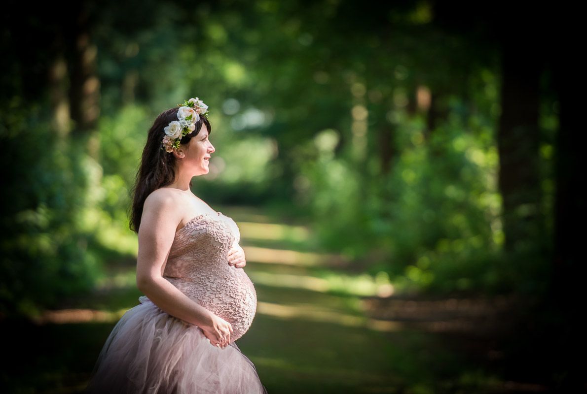 profiel foto van mama to be in het bos tijdens een zwangerschapsreportage