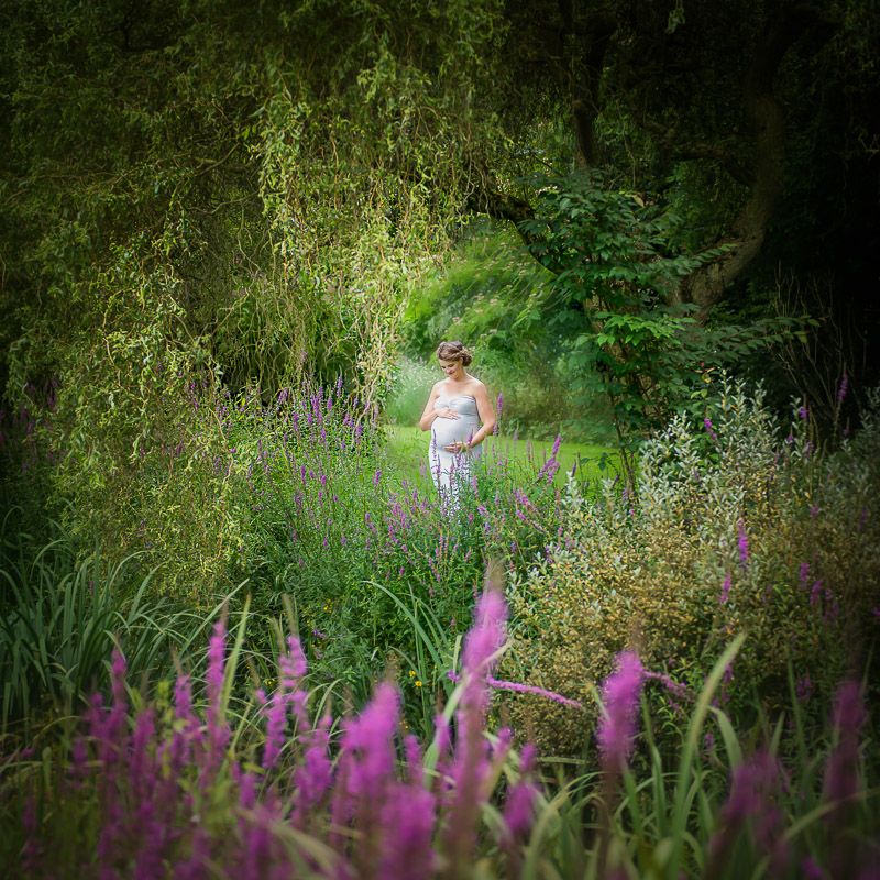 Een reportage in het voorjaar van een zwangere dame in de natuur