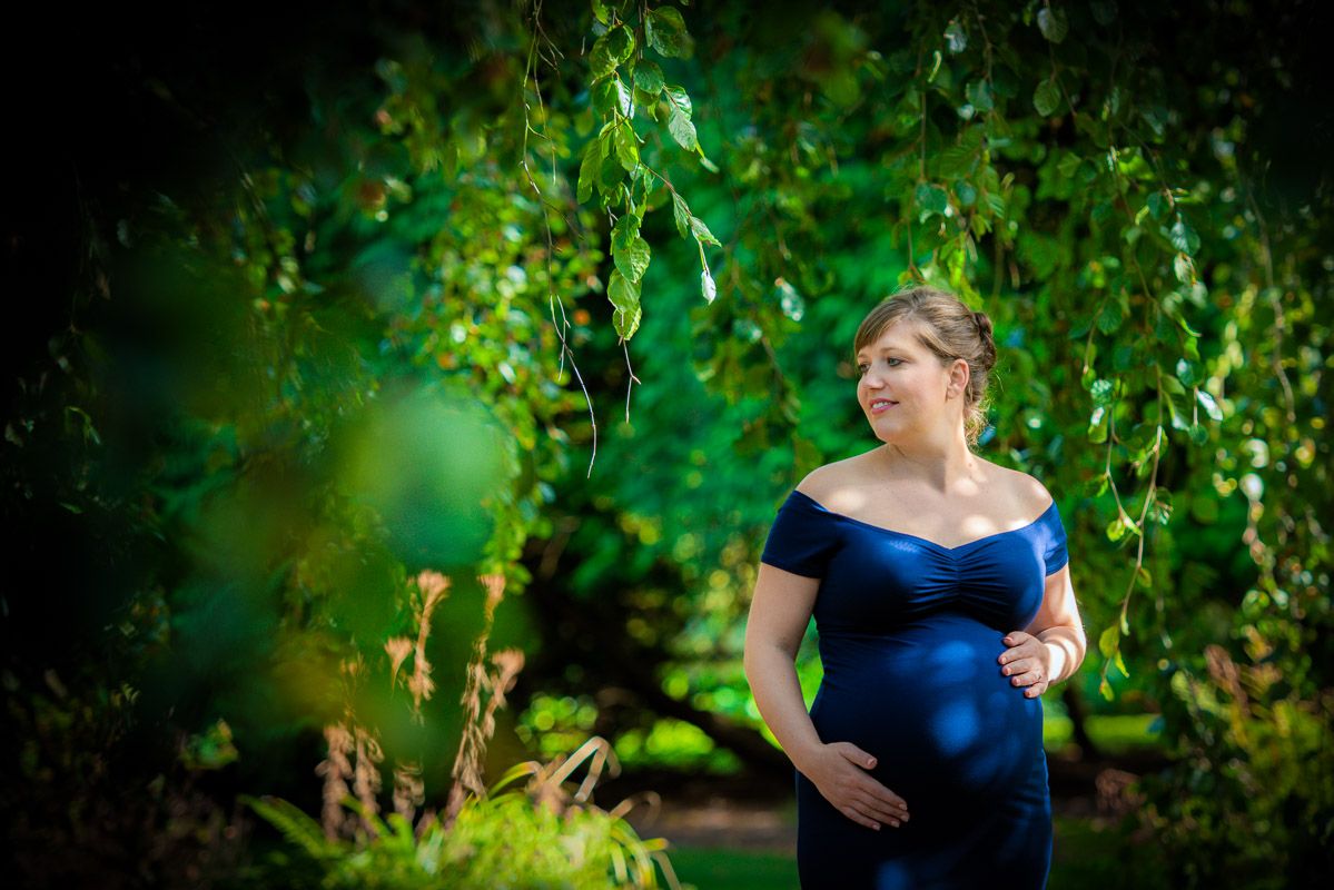 Een reportage van een bolle buik met een mama to be in de natuur