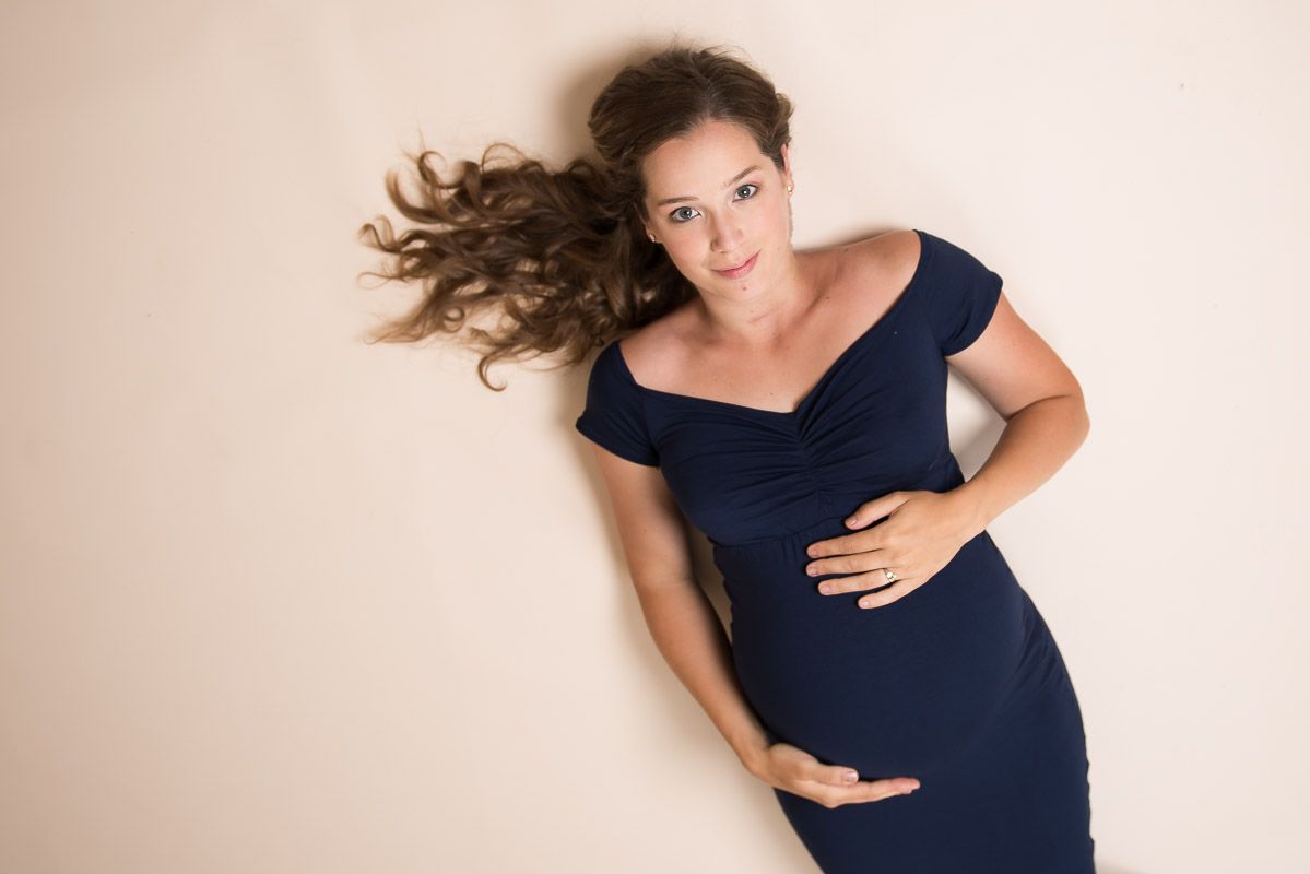 Een reportage in de studio van een zwanger vrouw