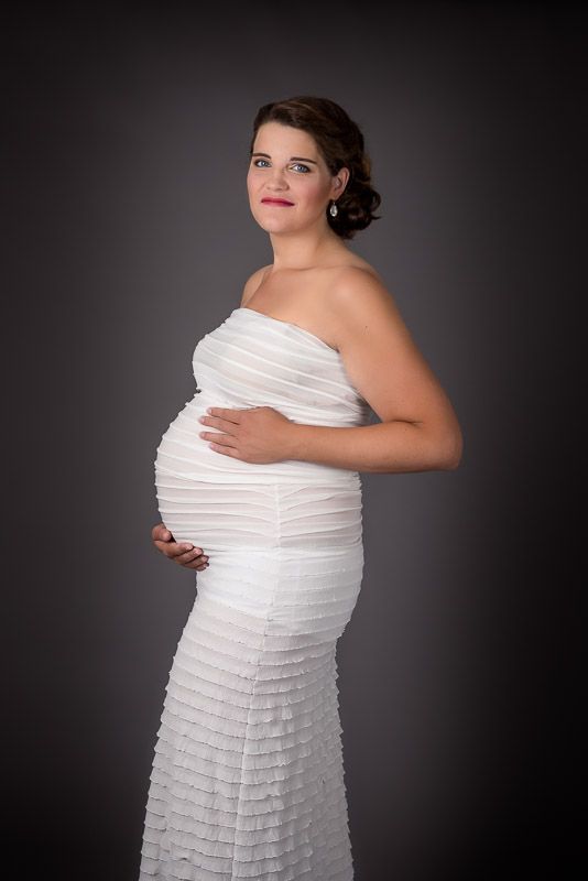 Een gestylde fotoreportage van een mama-to-be met kleding van de fotograaf