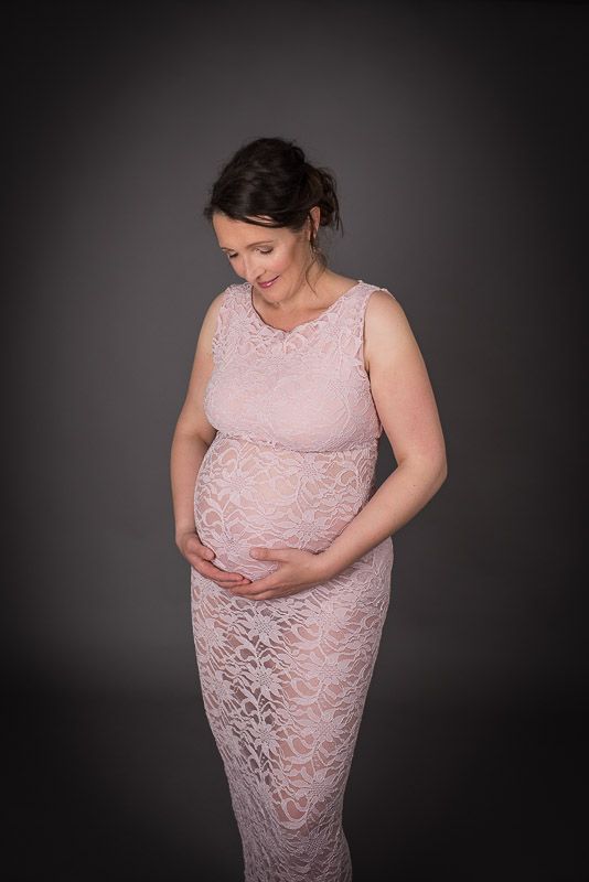 professionele foto van zwangerschap in de fotostudio