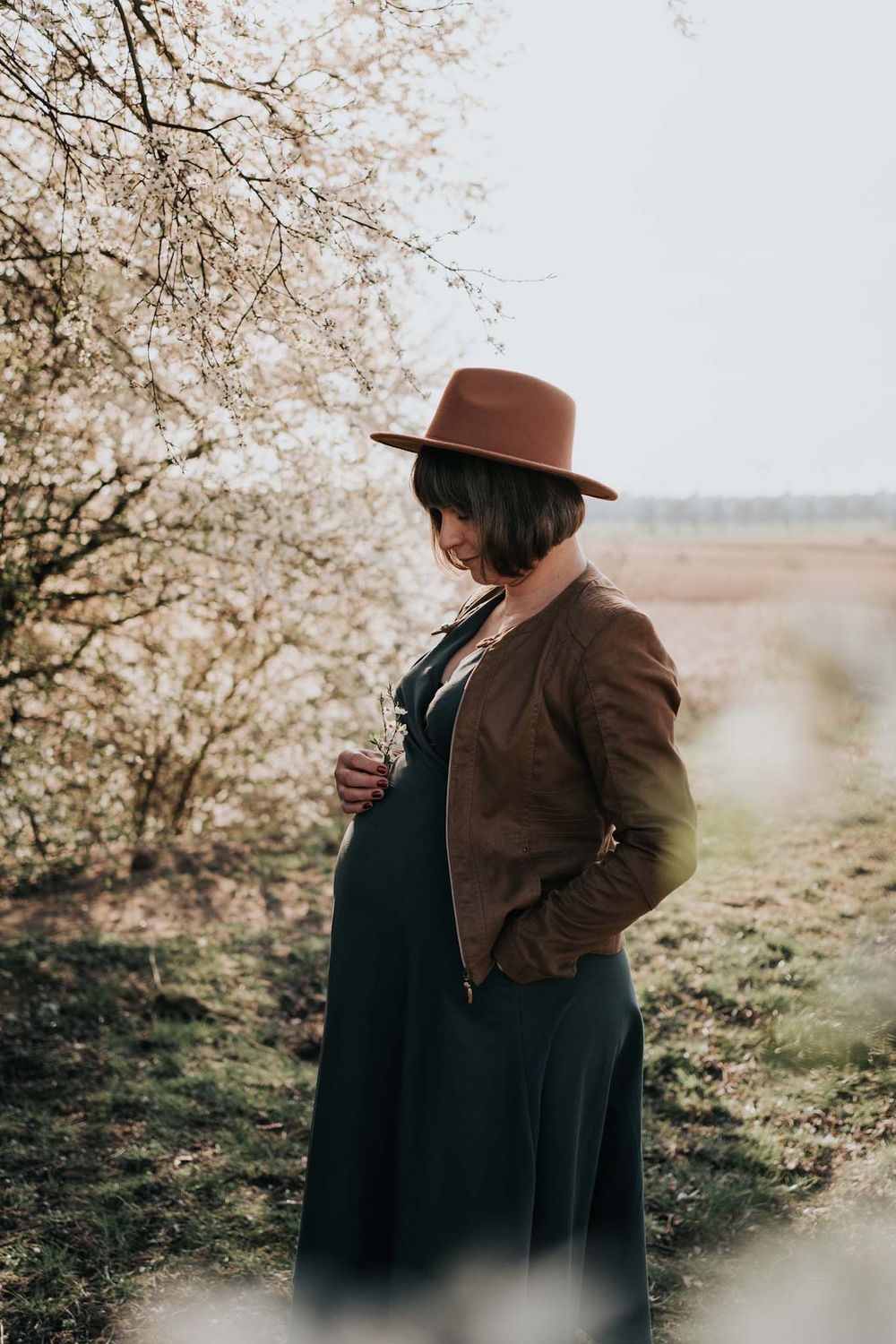 przyszła mama na wiosennej łące - sesja w plenerze Kraków