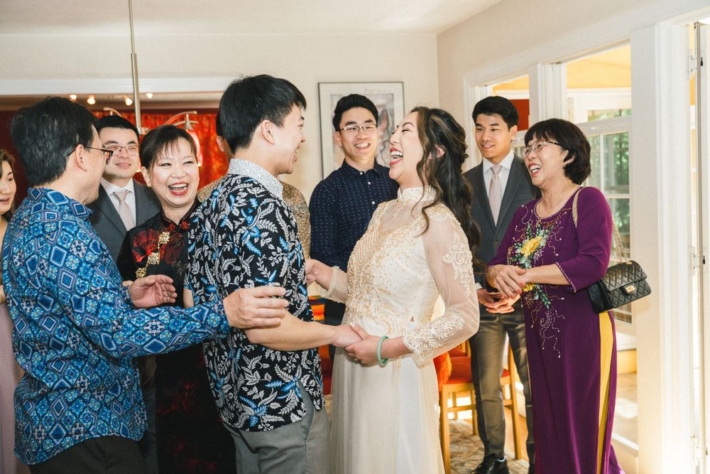 Traditional Chinese tea ceremony with guests gathering in a bright indoor space.