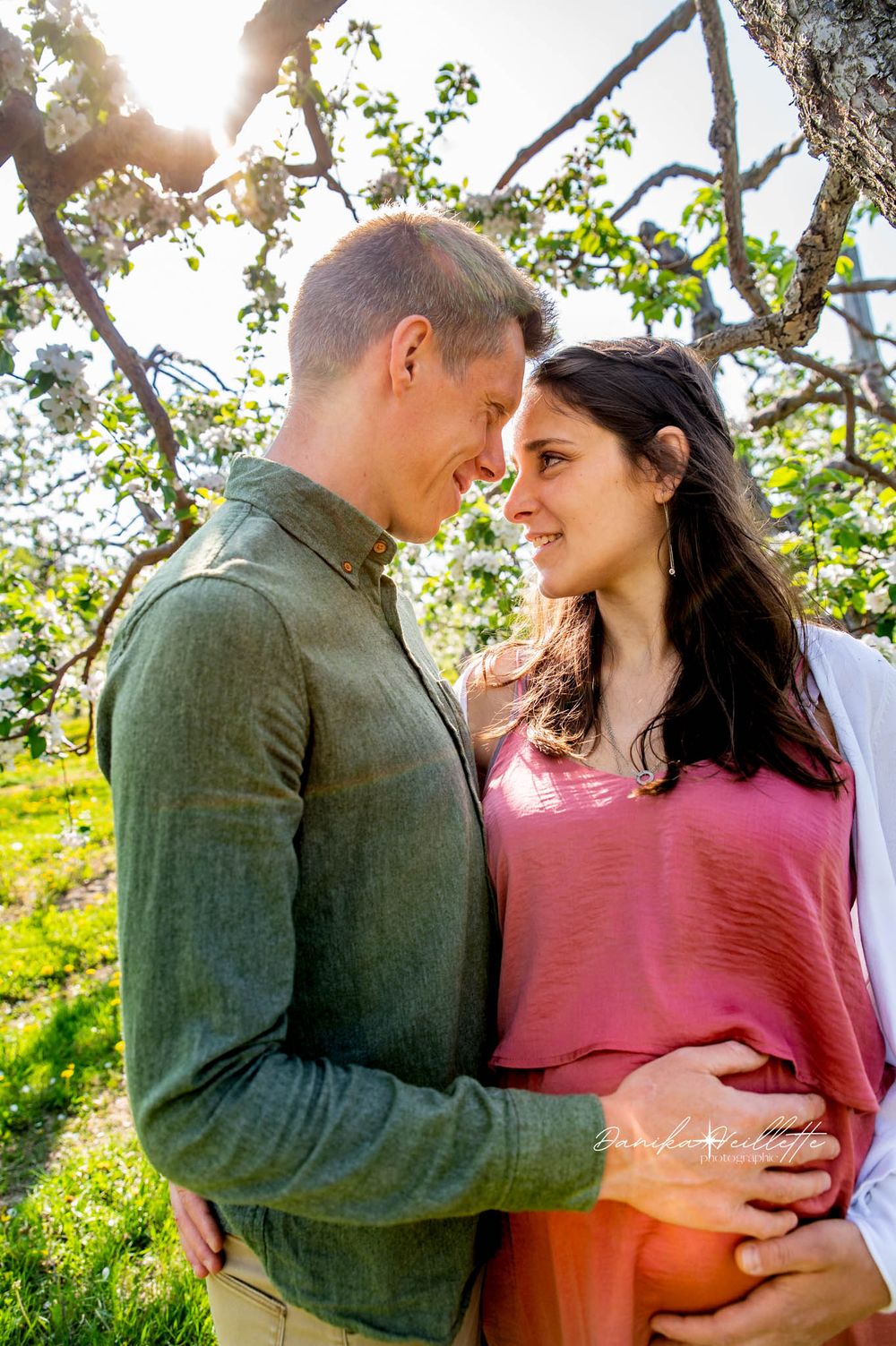 Séance lifestyle, couple, fleurs, vergers, grossesse
