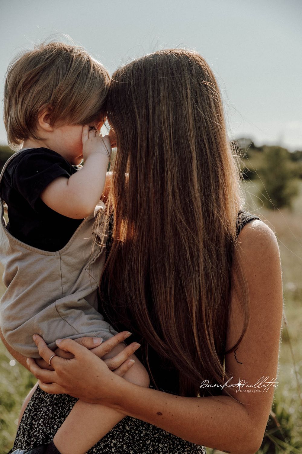 Séance lifestyle,grossesse, champs, famille, maman enfant