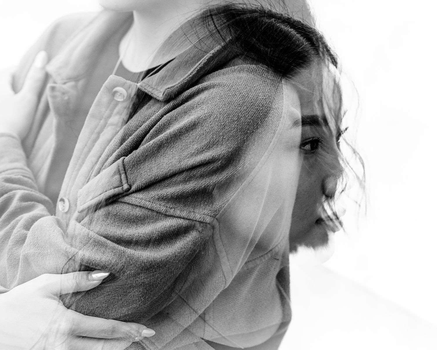 Artistic black and white portraits with flowing fabric and movement. Middle TN senior photographer