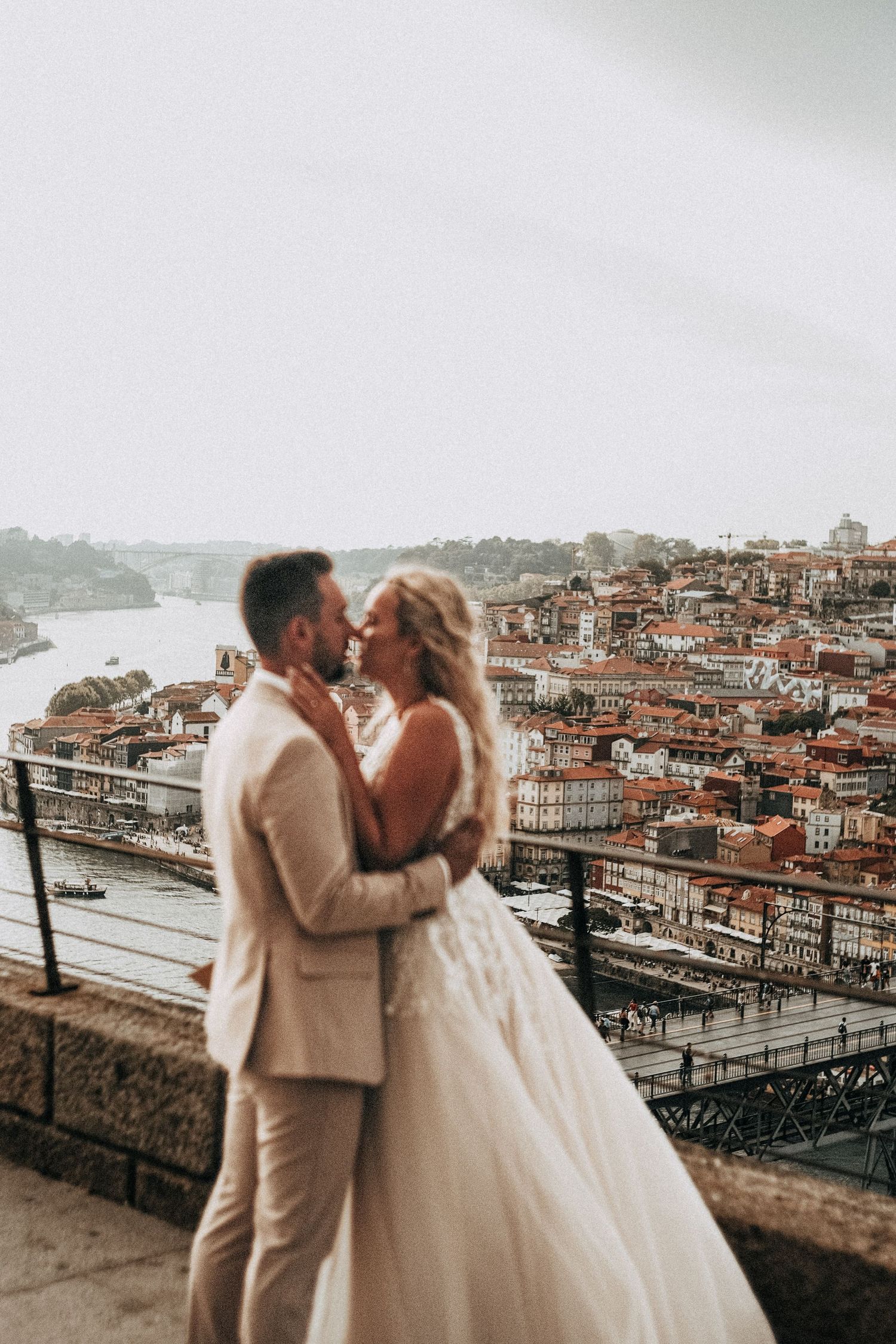 Destination Wedding: Brautpaar genießt den Sonnenuntergang an der Küste von Porto.