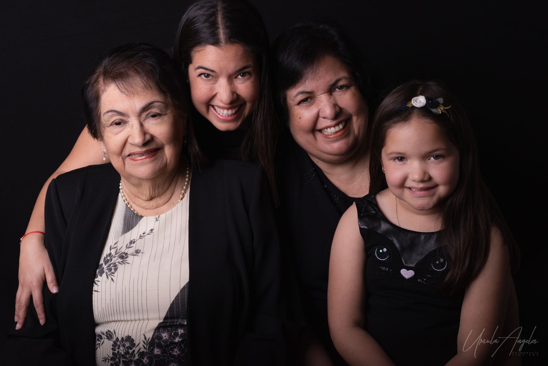 Foto familiar 4 generaciones mujeres + URSULA ANGELES PHOTOGRAPHY