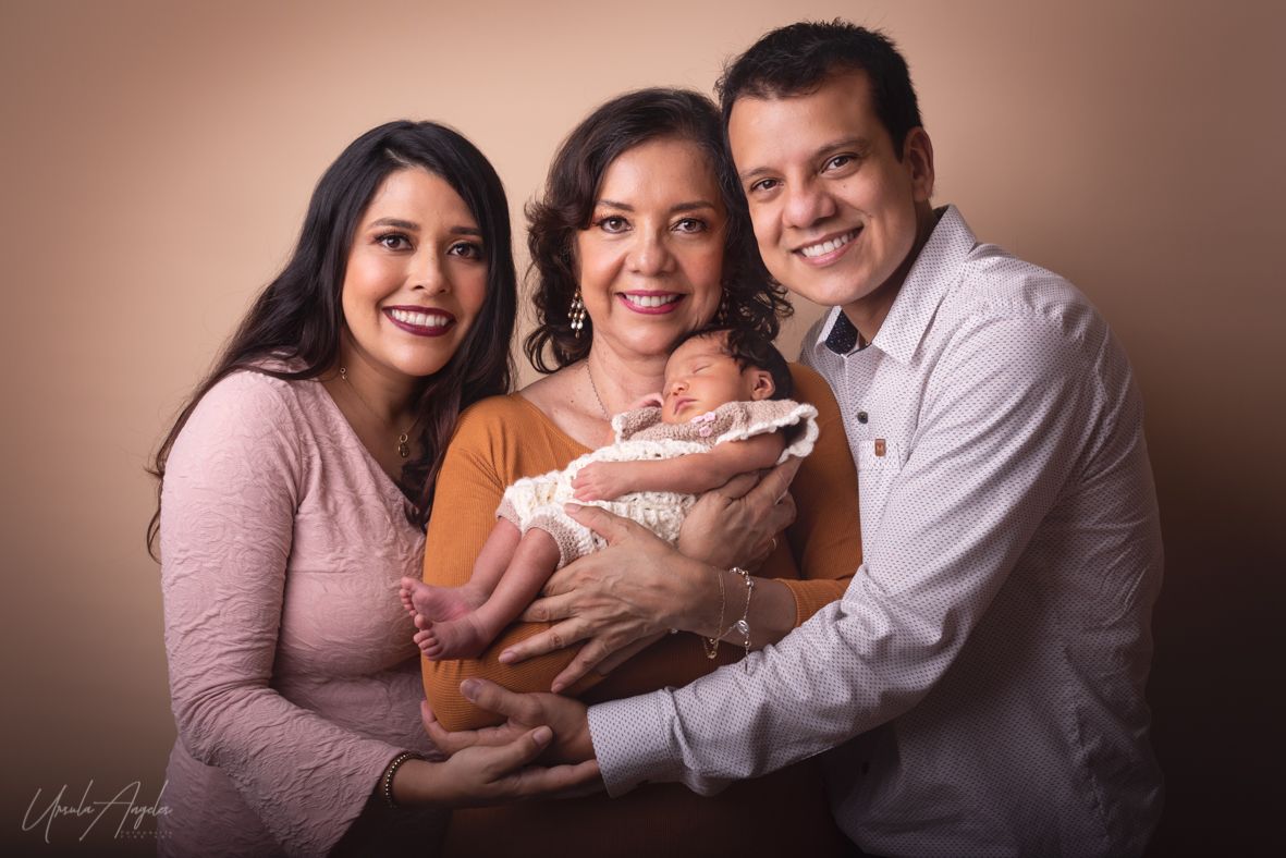 Foto familiar newborn 3 generaciones + URSULA ANGELES PHOTOGRAPHY
