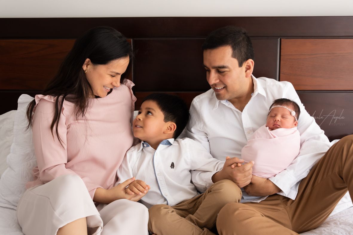 Foto familiar newborn en casa realizada por URSULA ANGELES PHOTOGRAPHY