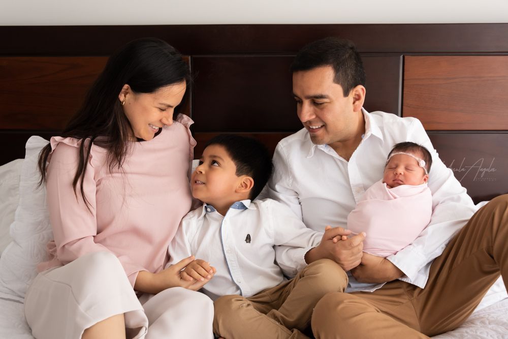 Foto familiar newborn en casa realizada por URSULA ANGELES PHOTOGRAPHY