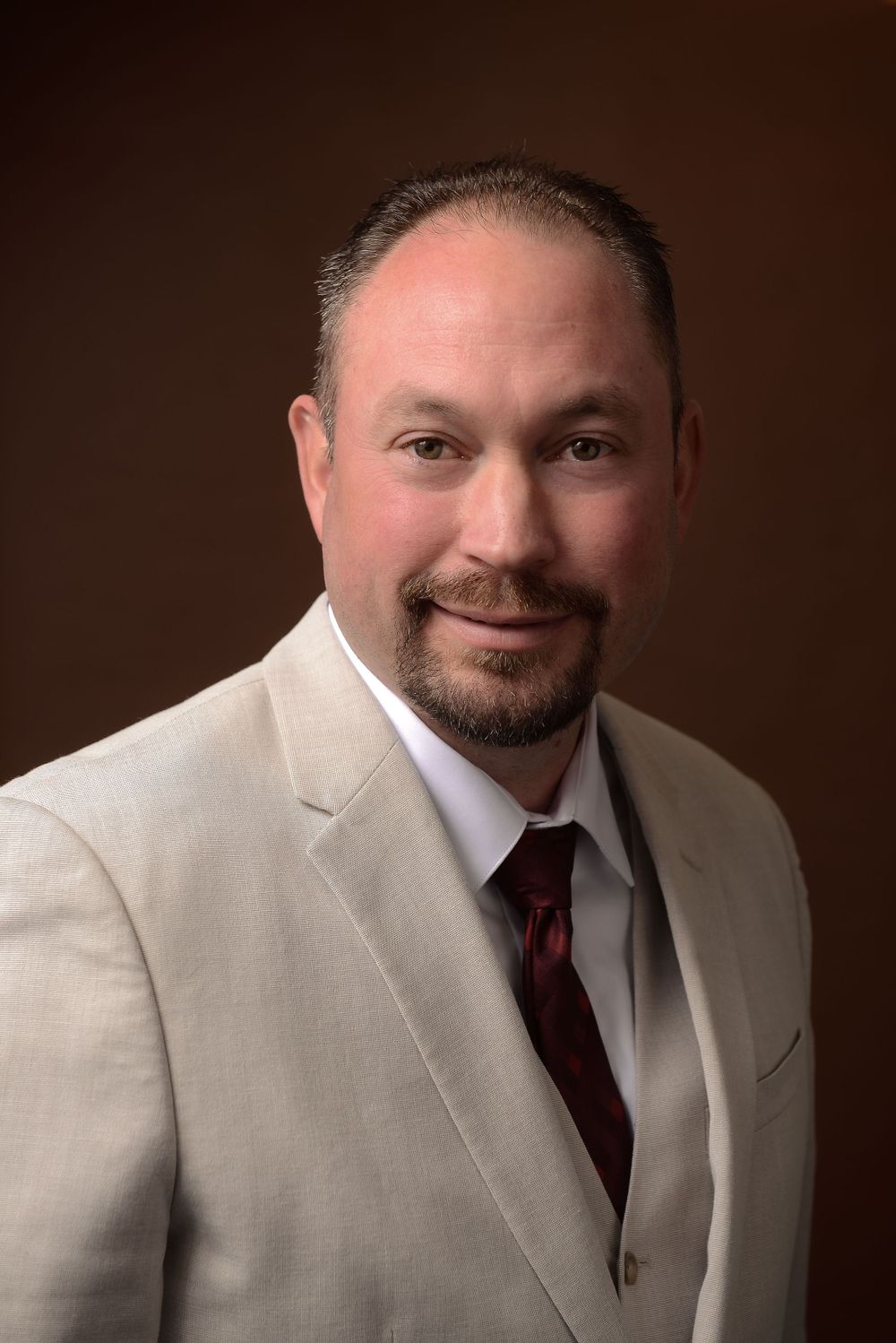 Camarillo California Realtor Headshot, Studio Headshots Ventura County, realtor marketing content, man in beige suit