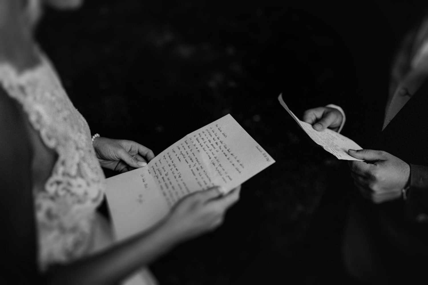 Ehegelübte freie Trauung in Münster handschriftlich auf Papier, Brief in schwarz weiß in Händen der Braut