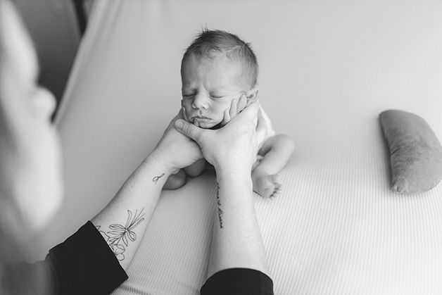 Laura, owner of Hope Believe Photography, posing newborn baby boy in a froggy pose.