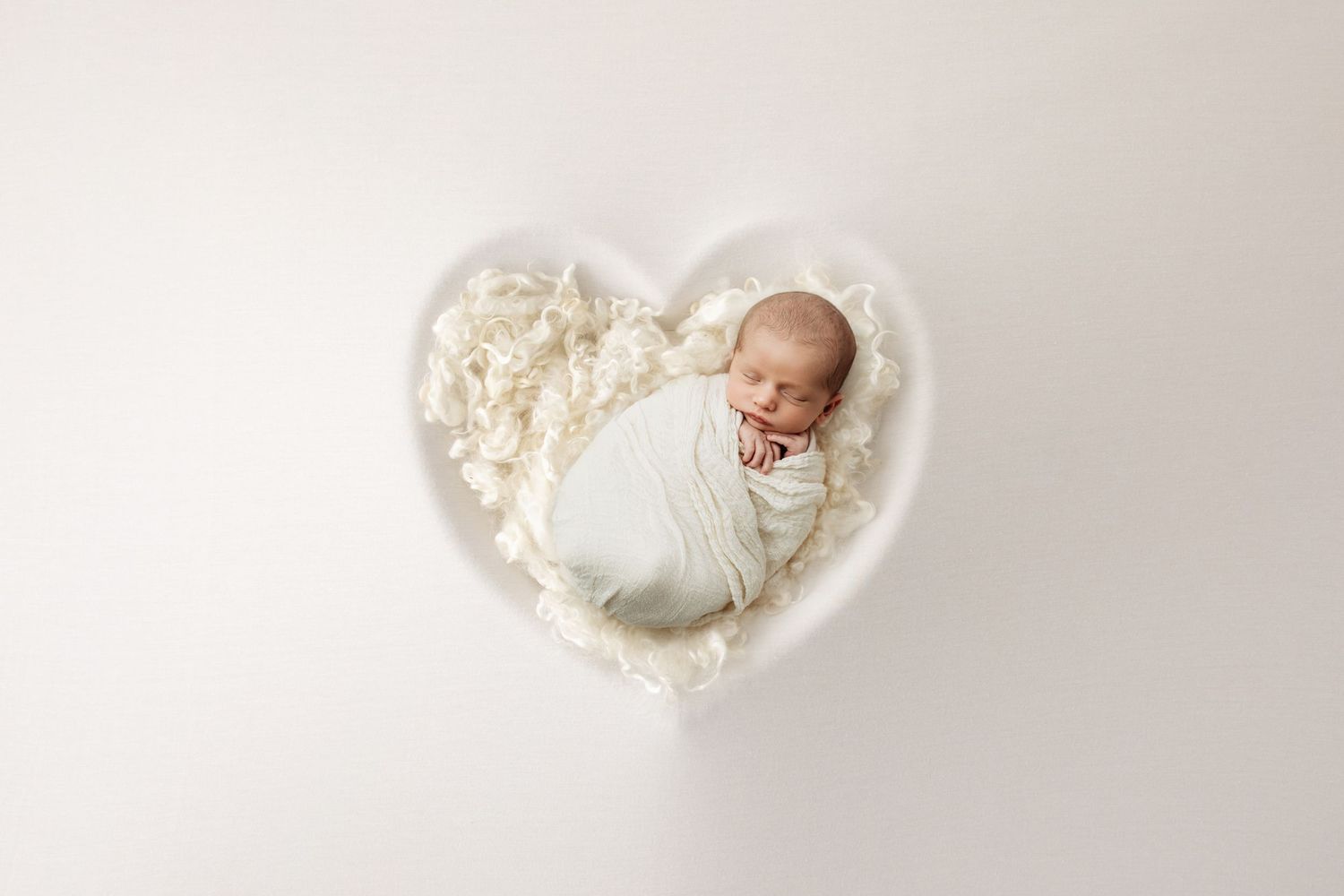 pasgeboren jongen tijdens studioshoot