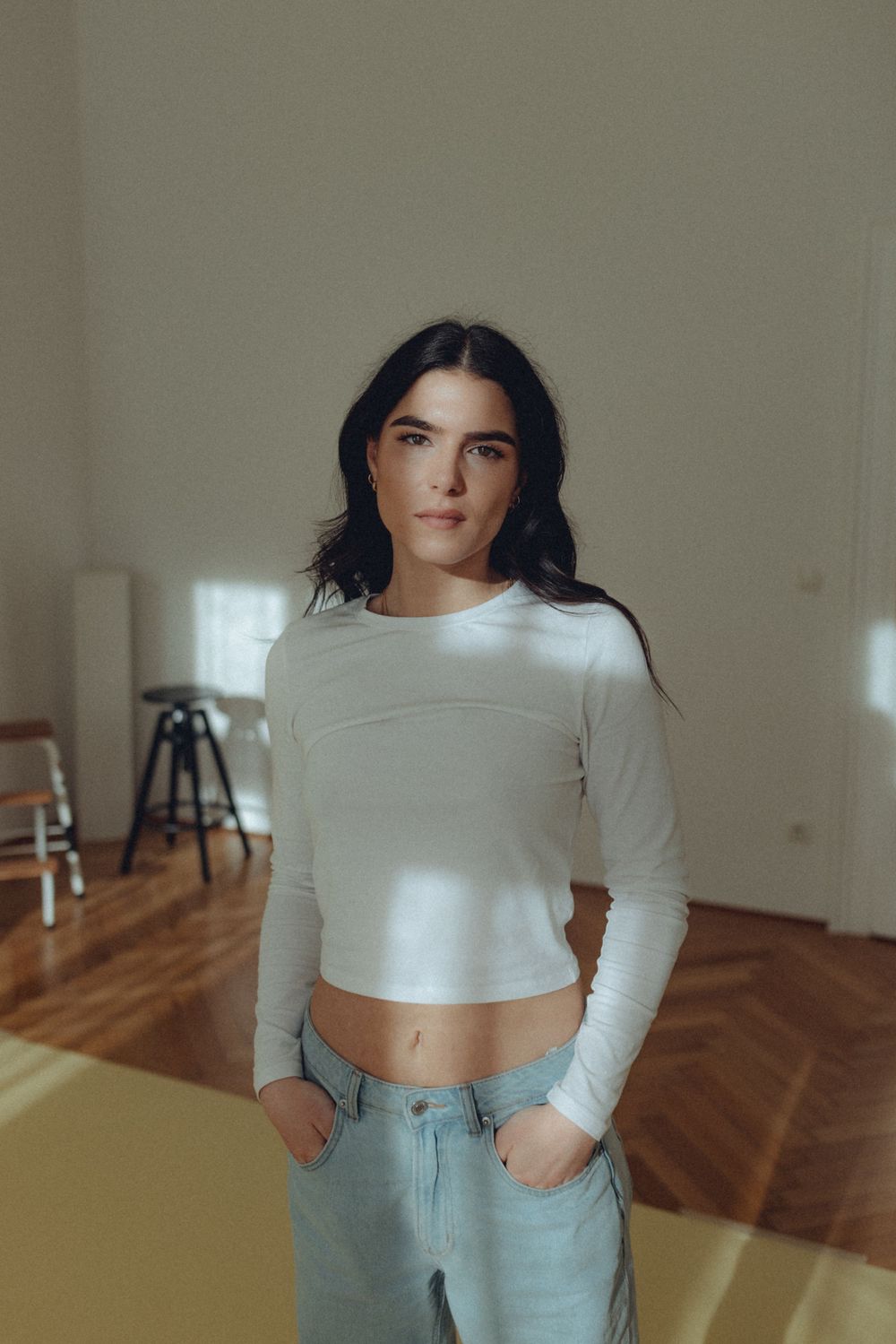 Porträtaufnahme einer Frau in einem Studio