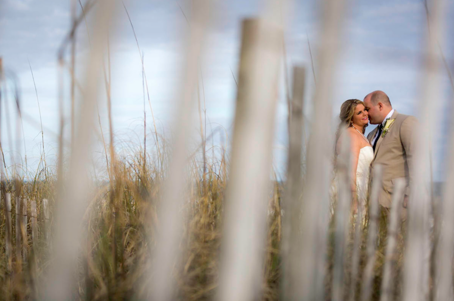 seagrass wedding couple, sand dunes, picket fence