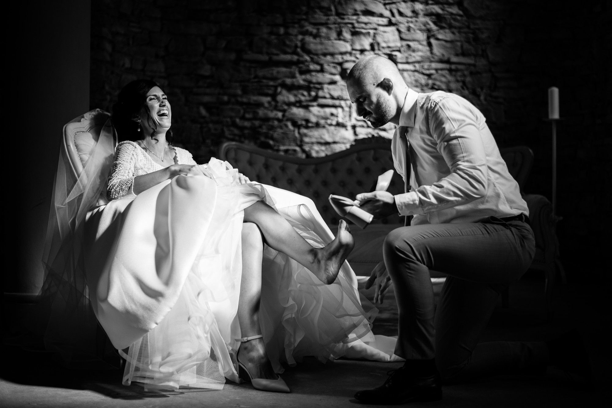 la sposa indossa le scarpe
