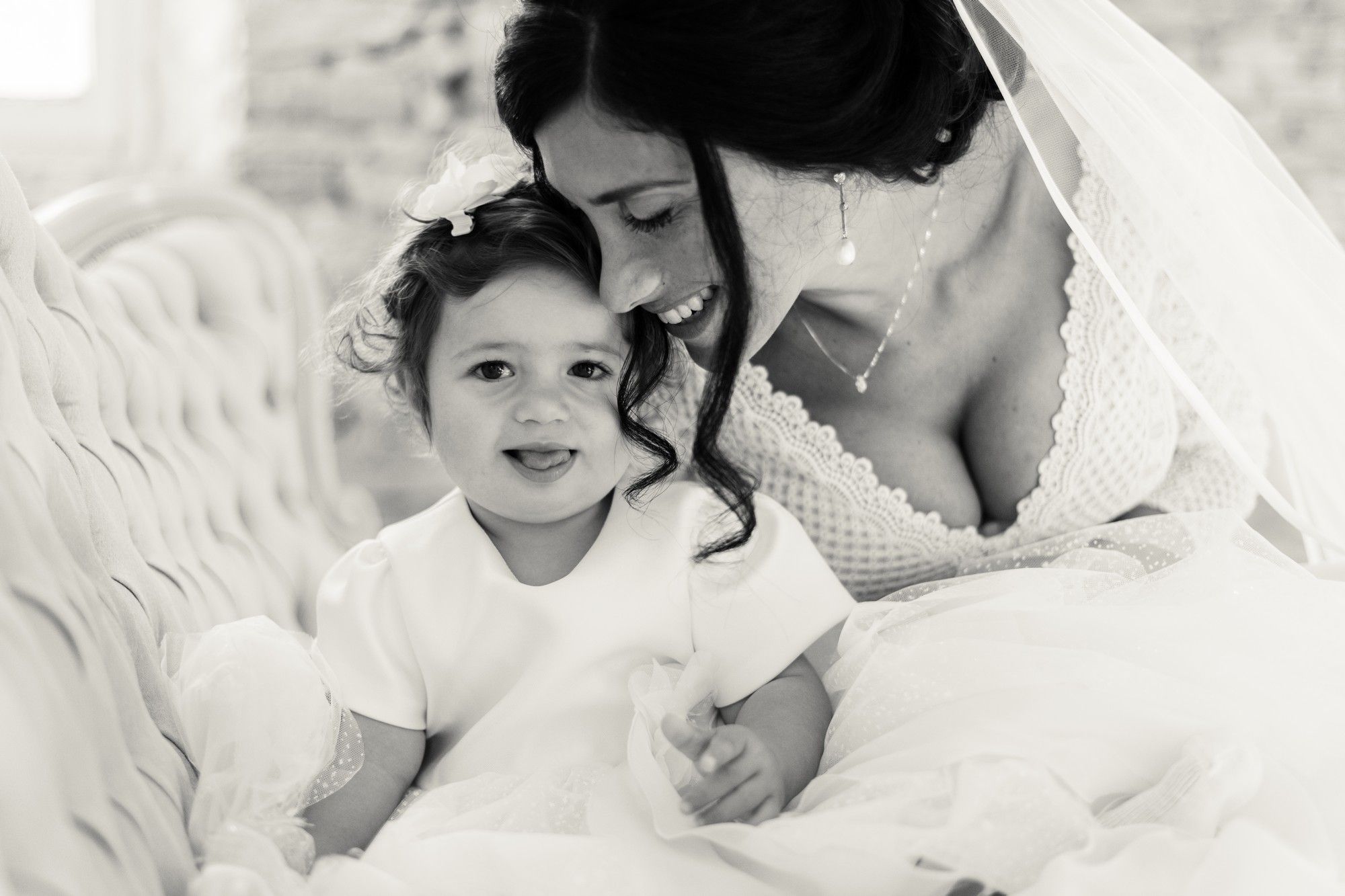 la sposa bacia la bimba