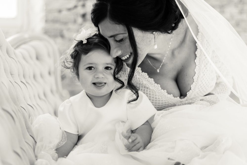 la sposa bacia la bimba