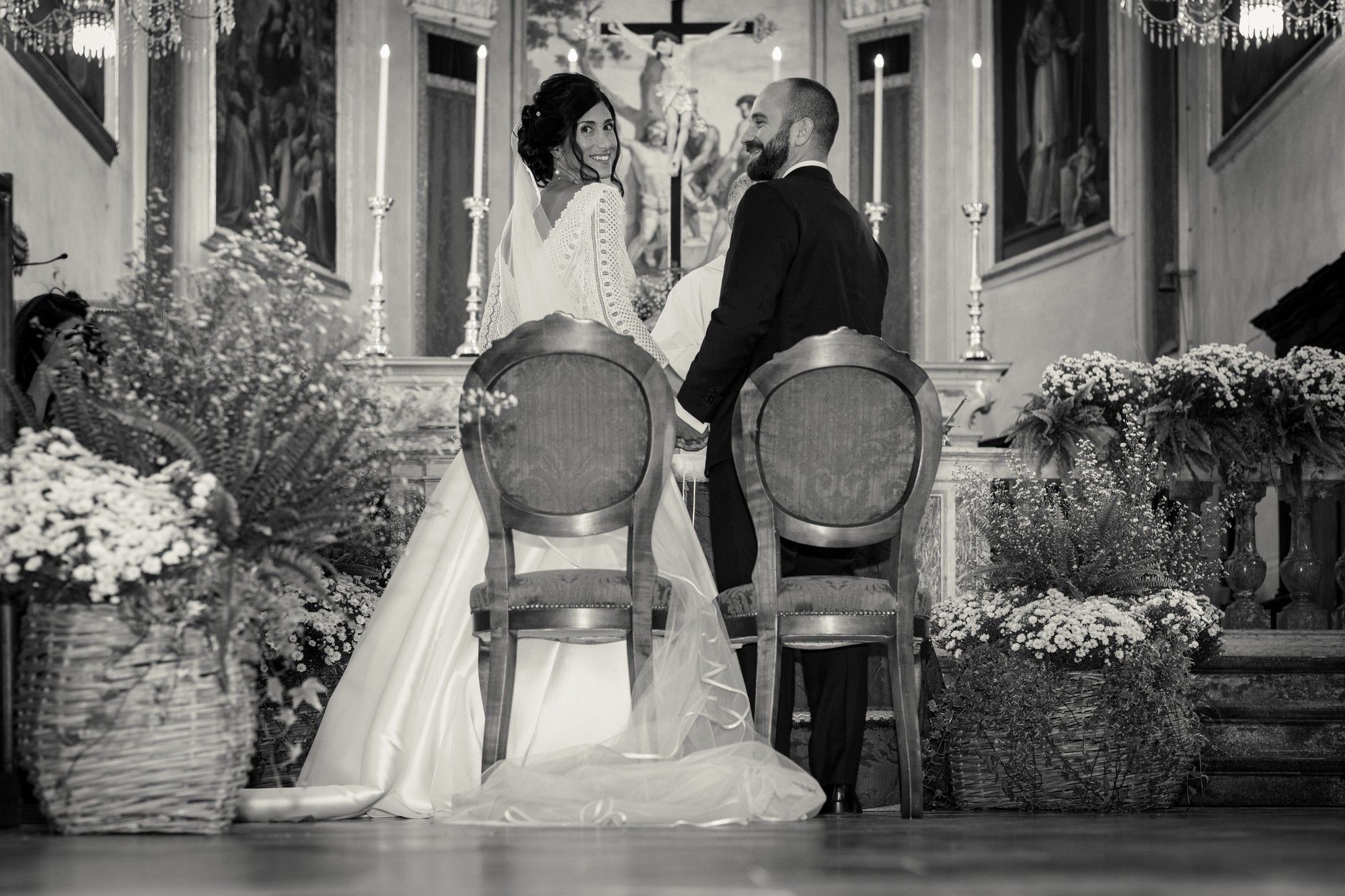 gli sposi si guardano in chiesa