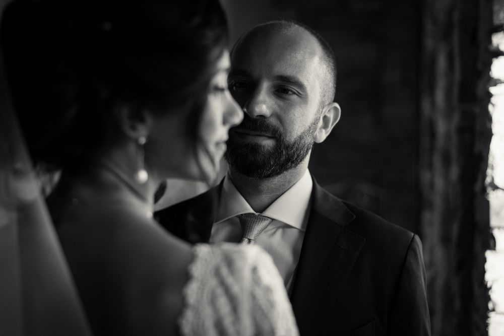 ritratto sposi in bianco e nero nel parco