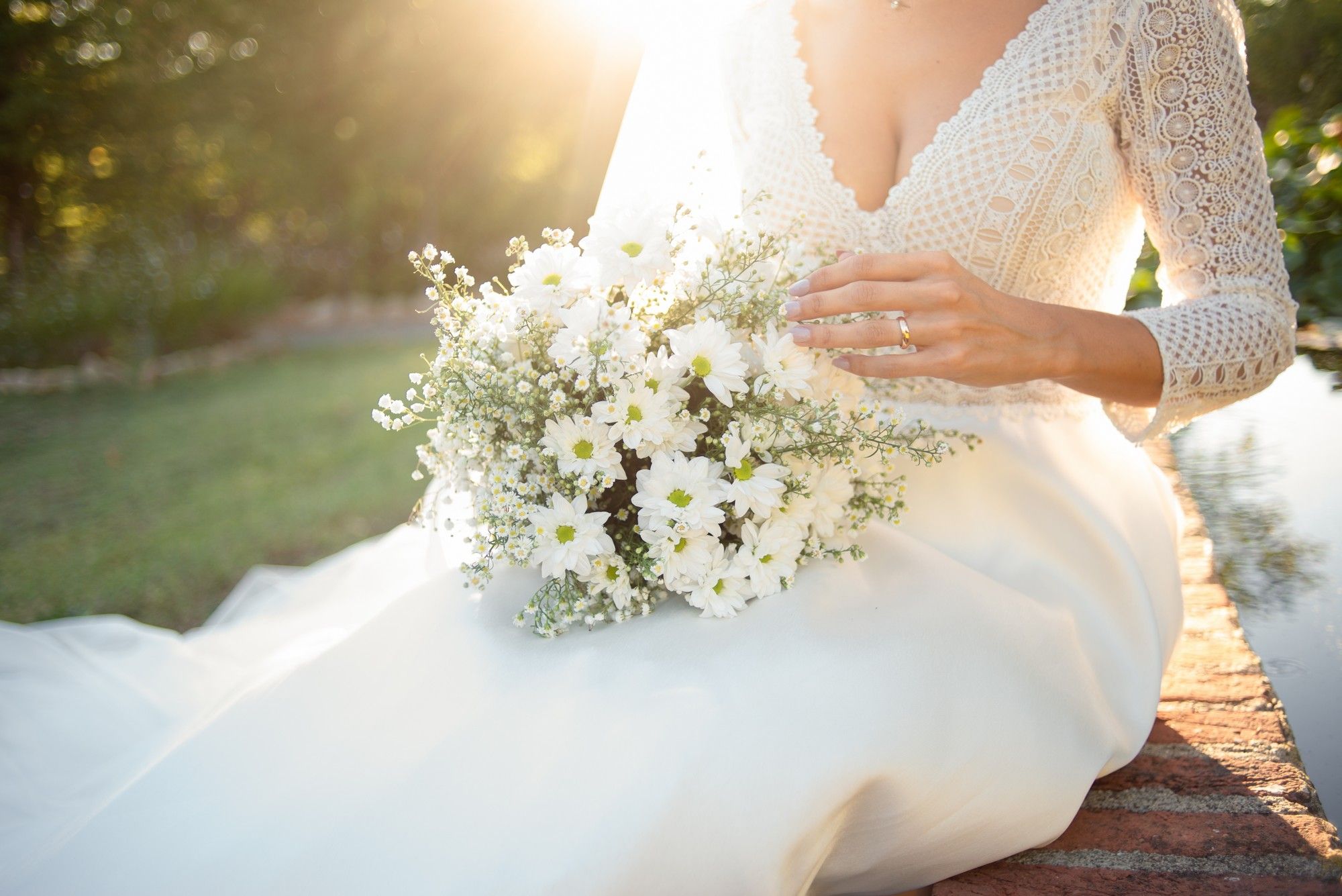 dettaglio abito sposa e bouquet