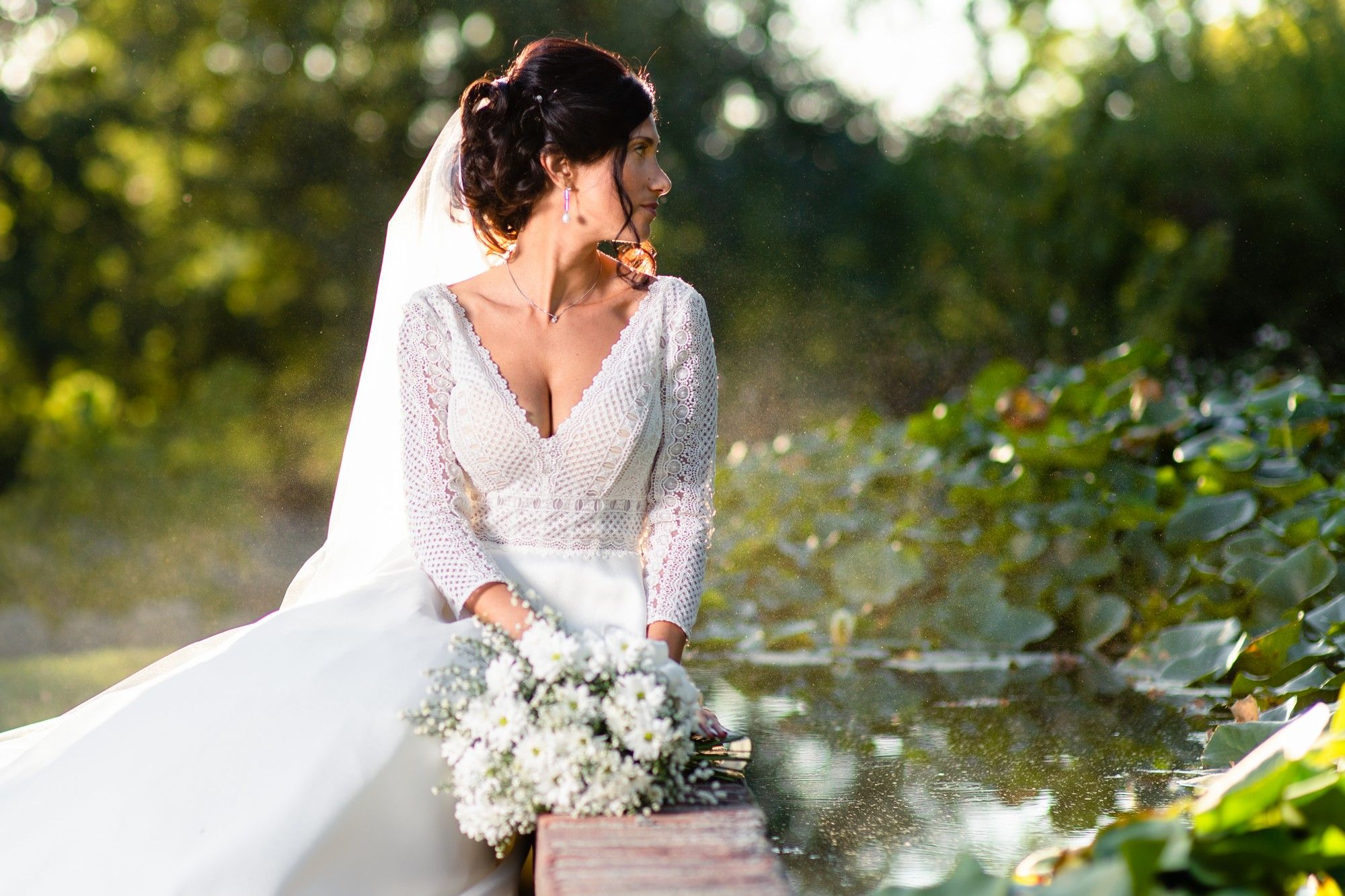 la sposa nel parco in mezzo alla natura