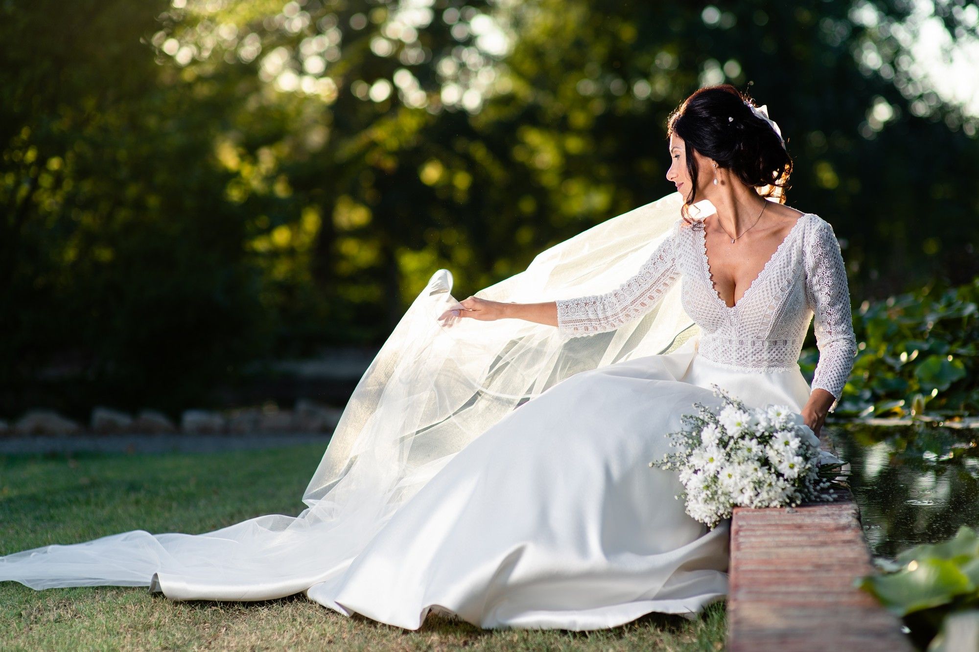 la sposa gioca con l'abito