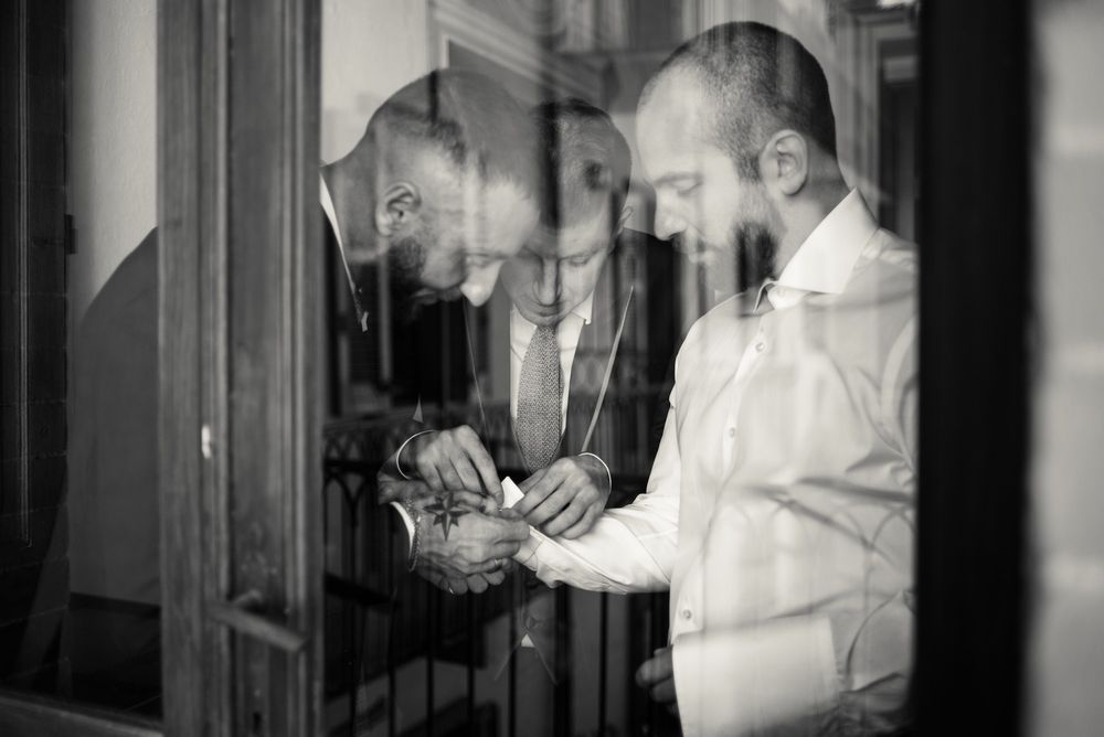 il testimone mette i gemelli allo sposo