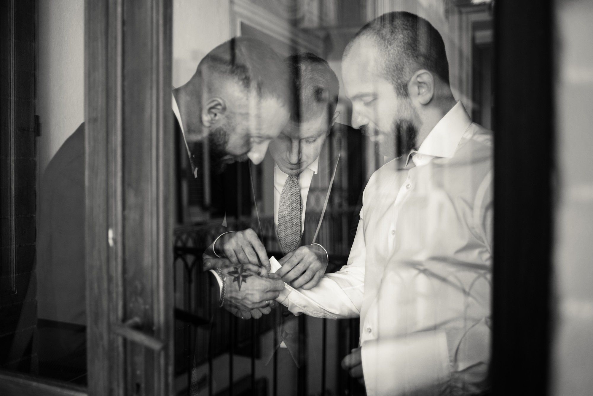 il testimone mette i gemelli allo sposo