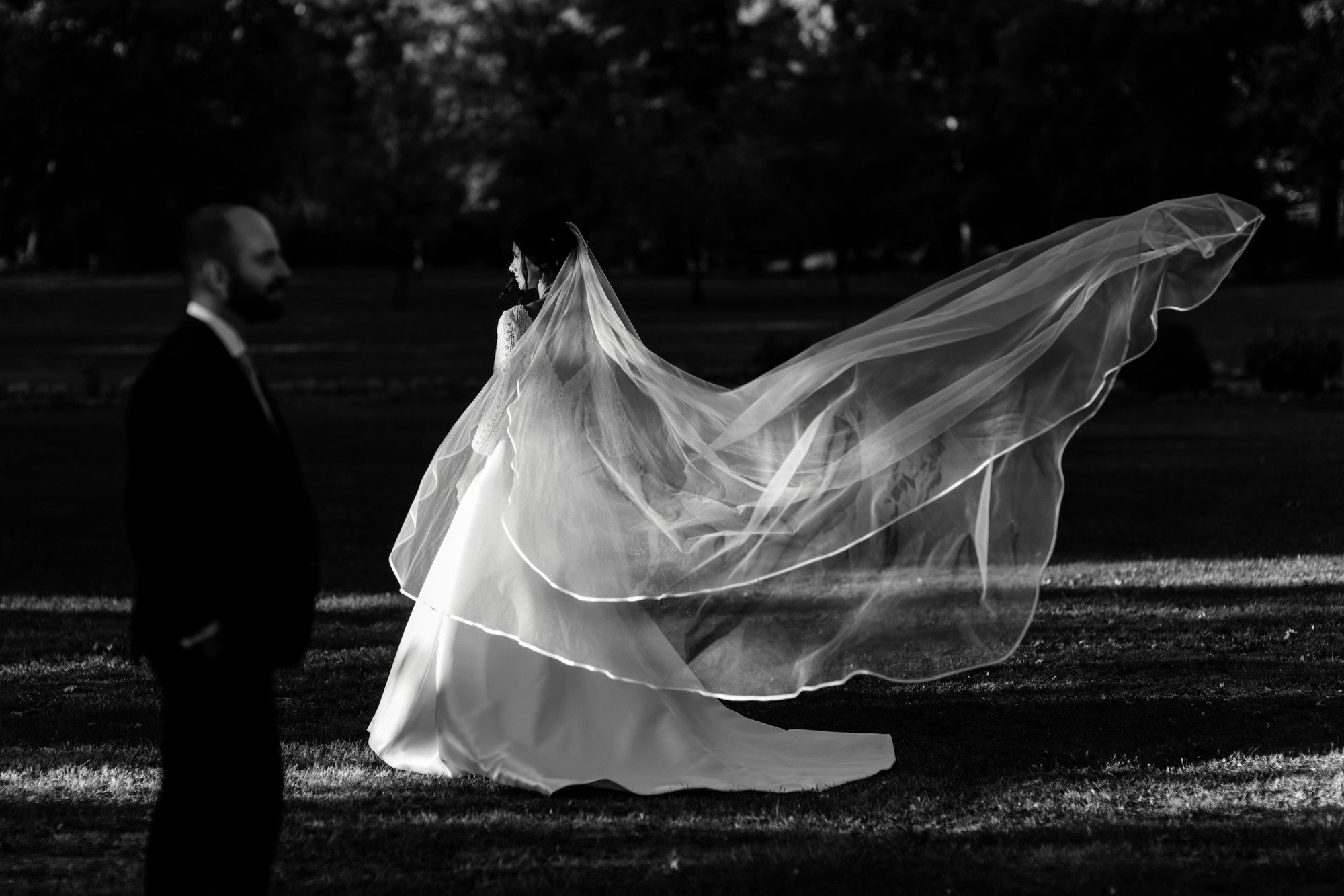ritratto sposi in bianco e nero nel parco