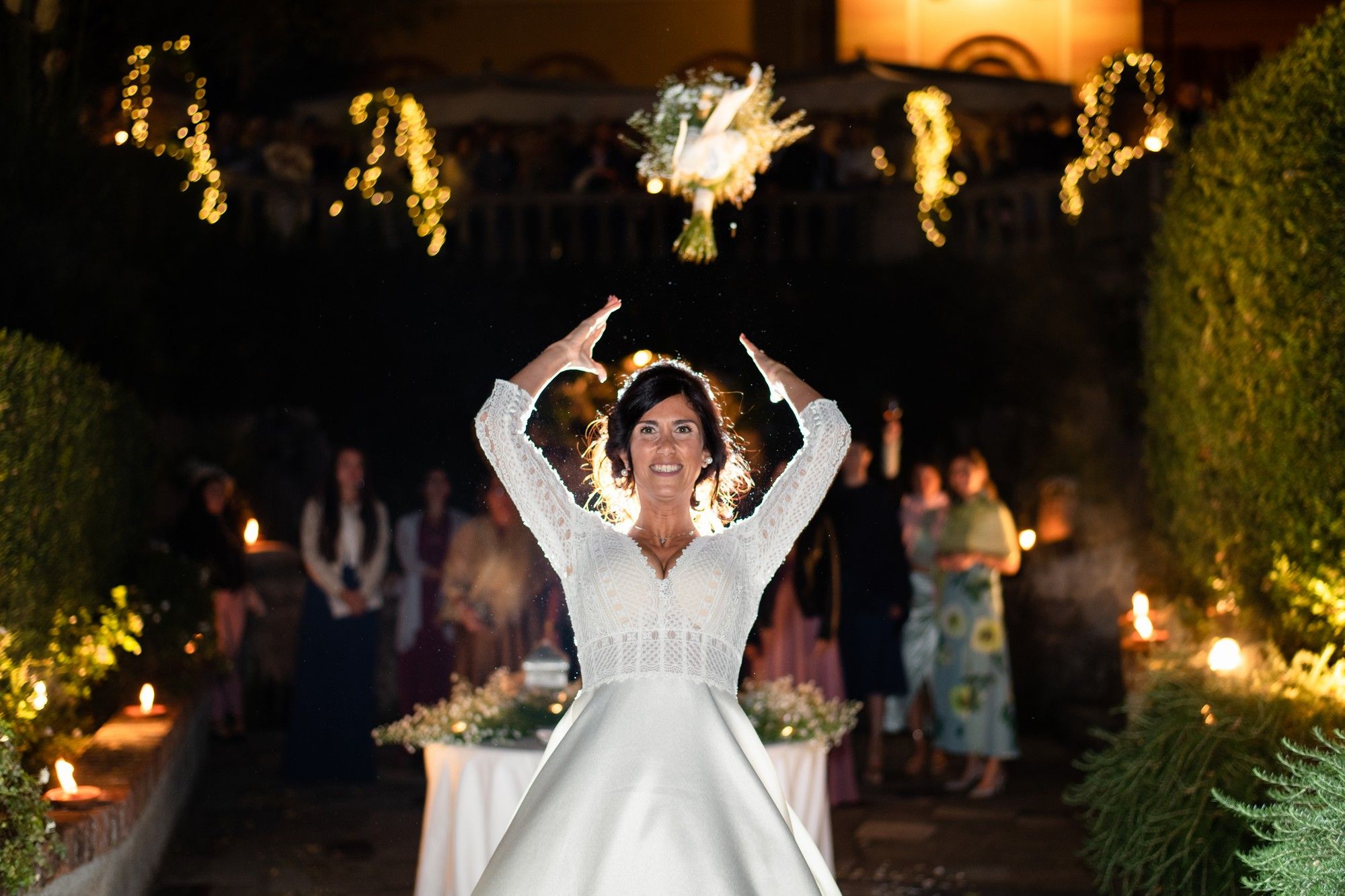 la sposa lancia il bouquet