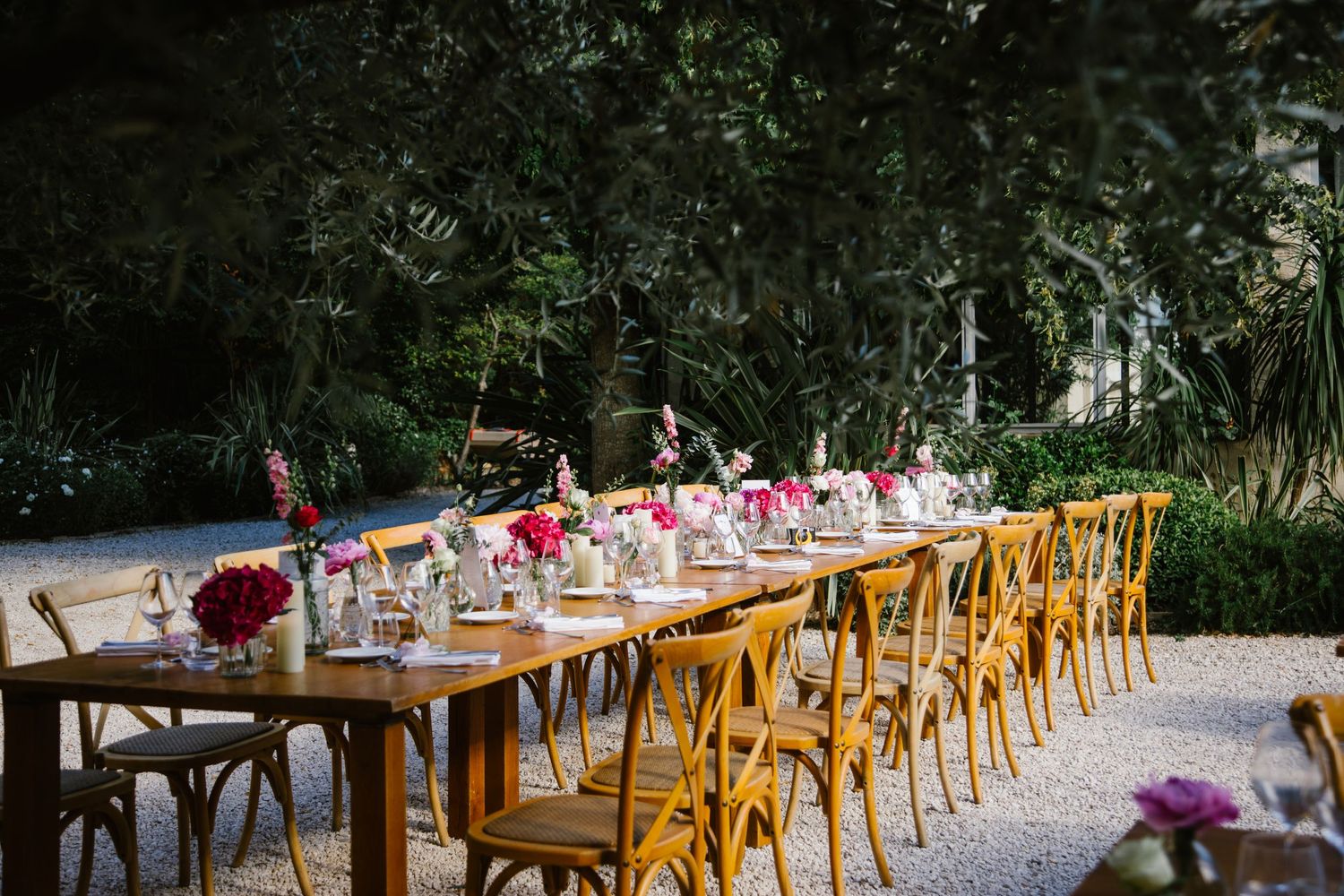 décoration d'une table de mariée au domaine de blanche fleur par Niki Studio