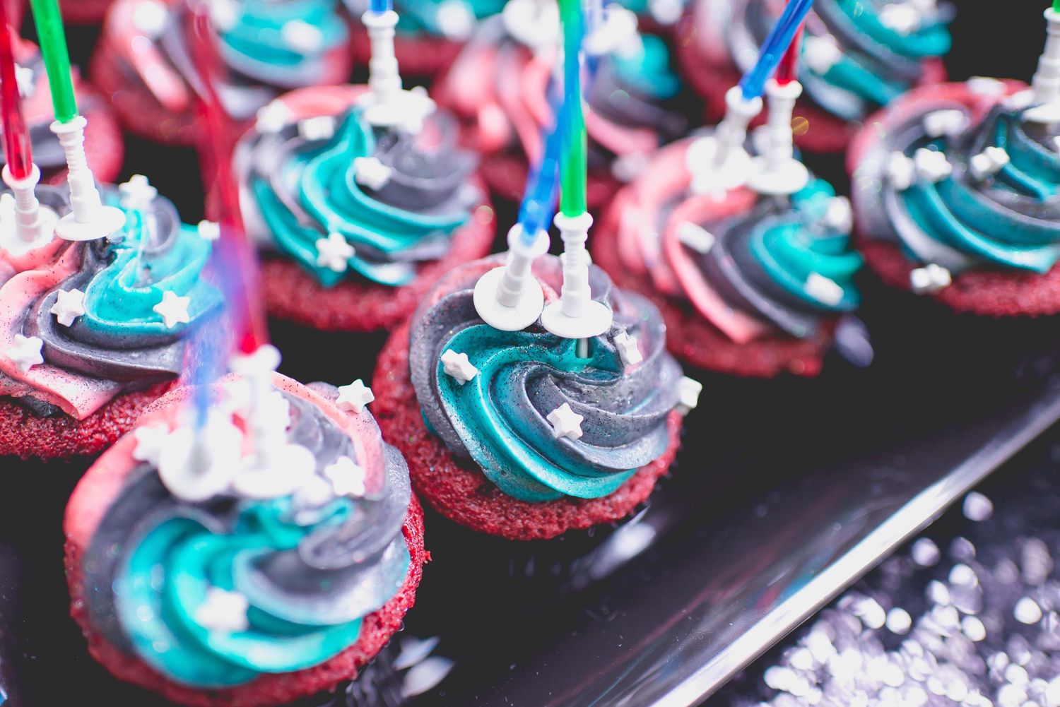 galaxy red velar birthday cupcakes with life sabors